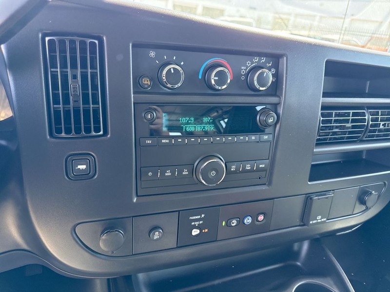 GMC Savana Cargo Van Vehicle Full-screen Gallery Image 38