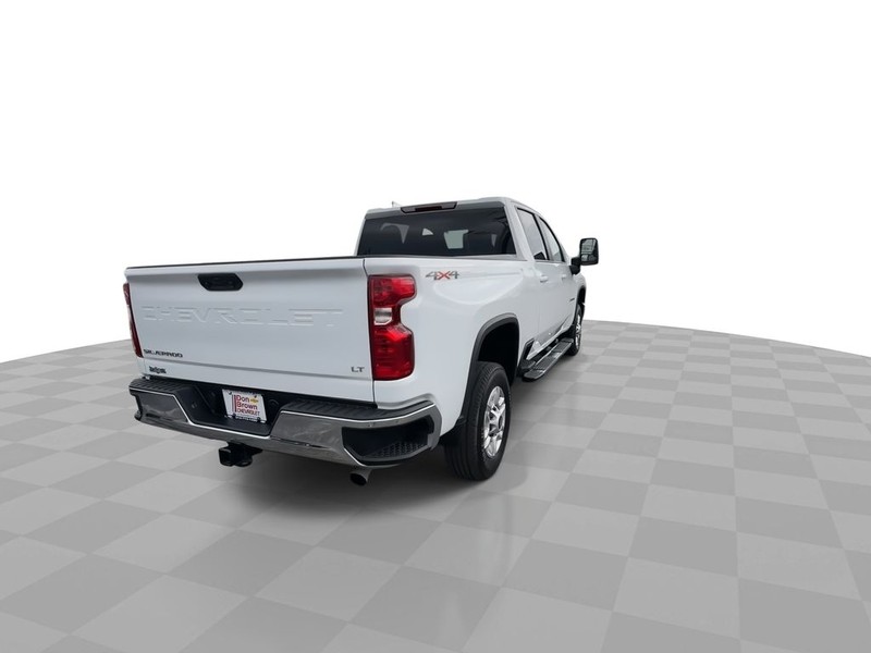 Chevrolet Silverado 2500HD Vehicle Full-screen Gallery Image 11