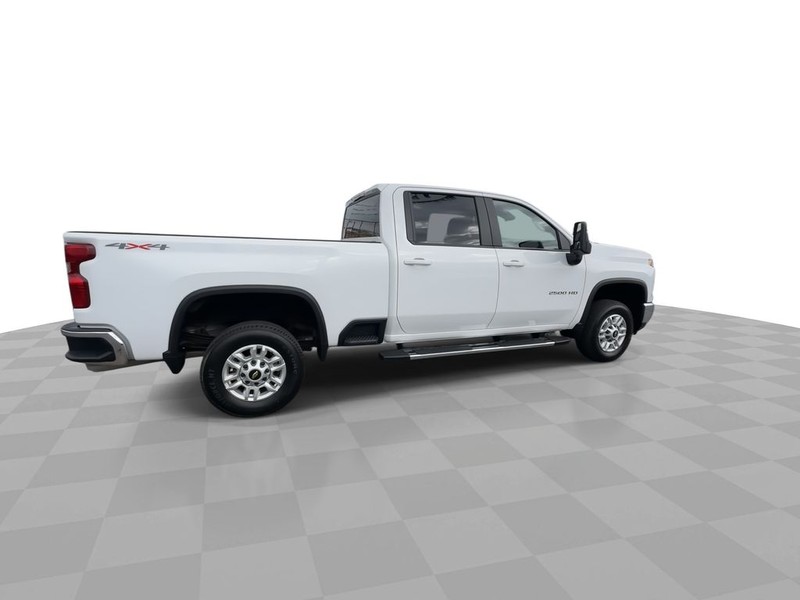 Chevrolet Silverado 2500HD Vehicle Full-screen Gallery Image 13