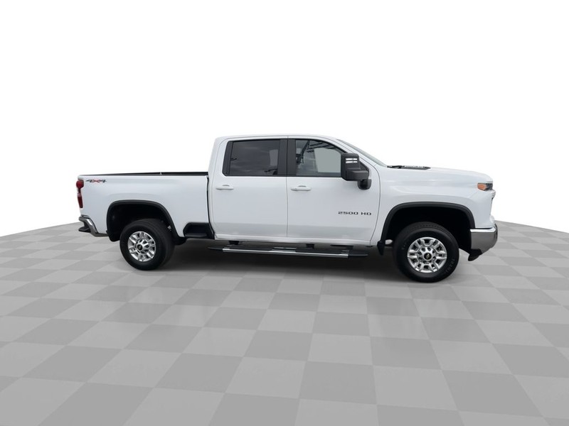 Chevrolet Silverado 2500HD Vehicle Full-screen Gallery Image 14