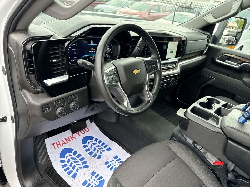 Chevrolet Silverado 2500HD Vehicle Full-screen Gallery Image 17
