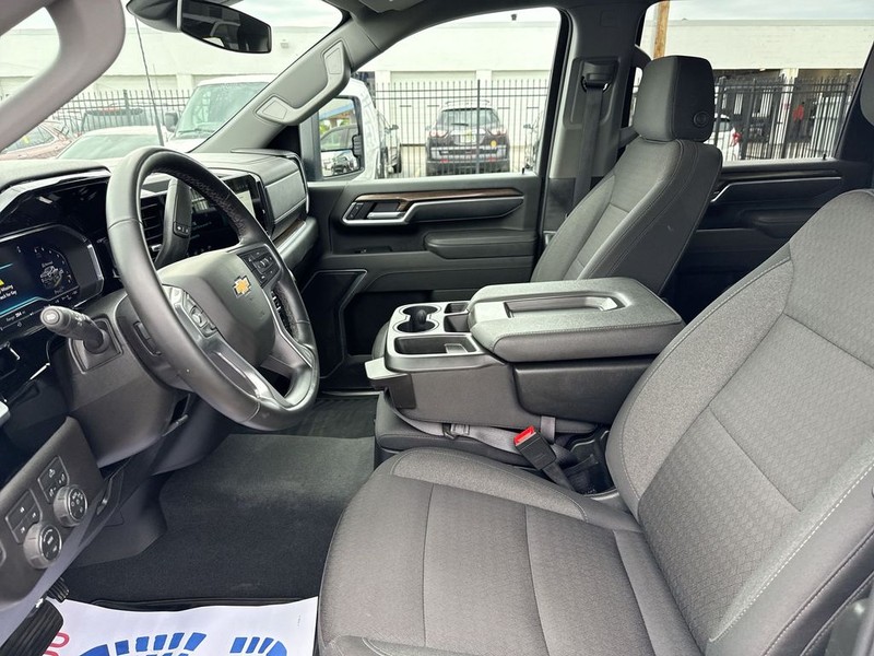 Chevrolet Silverado 2500HD Vehicle Full-screen Gallery Image 27