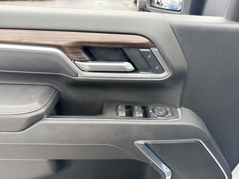 Chevrolet Silverado 2500HD Vehicle Full-screen Gallery Image 28