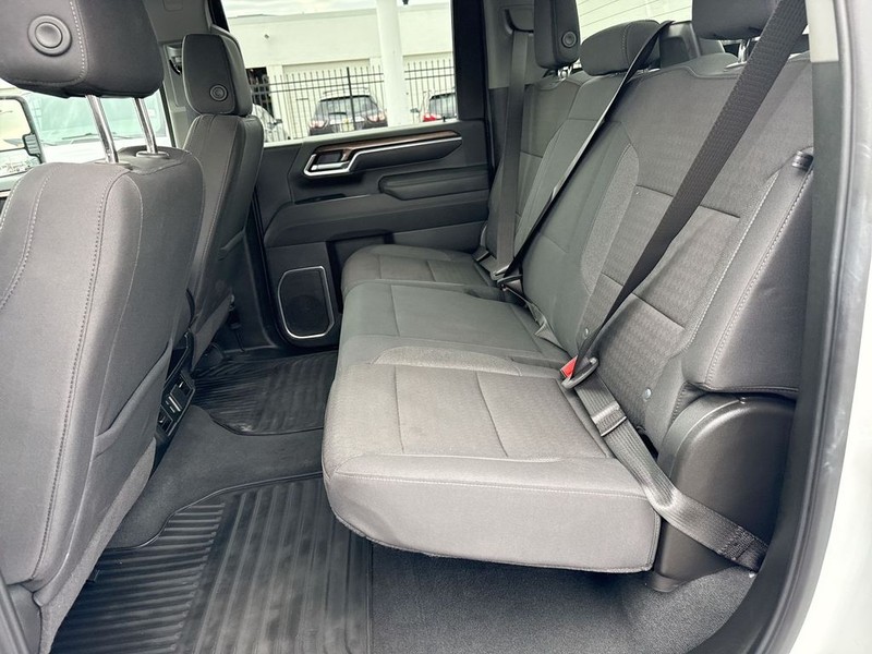 Chevrolet Silverado 2500HD Vehicle Full-screen Gallery Image 30