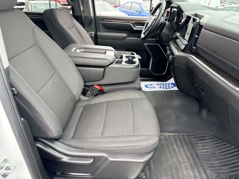 Chevrolet Silverado 2500HD Vehicle Full-screen Gallery Image 33