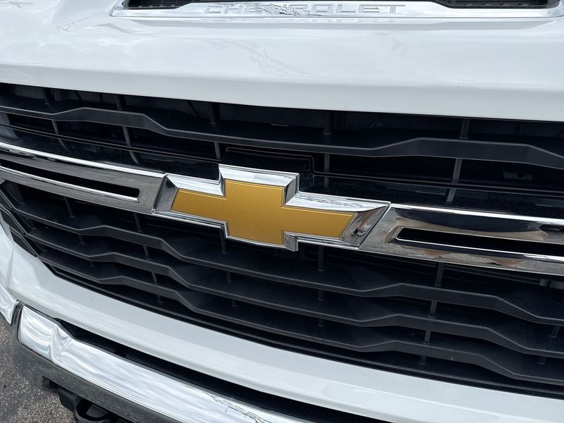 Chevrolet Silverado 2500HD Vehicle Full-screen Gallery Image 36
