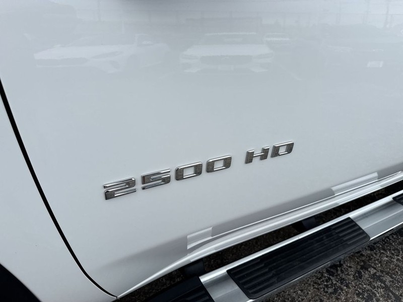 Chevrolet Silverado 2500HD Vehicle Full-screen Gallery Image 37