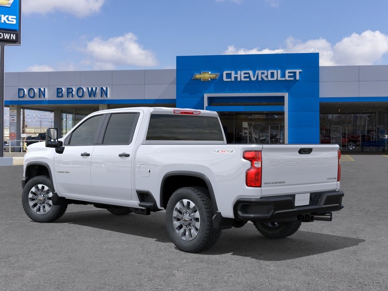 Chevrolet Silverado 2500 HD Vehicle Full-screen Gallery Image 3