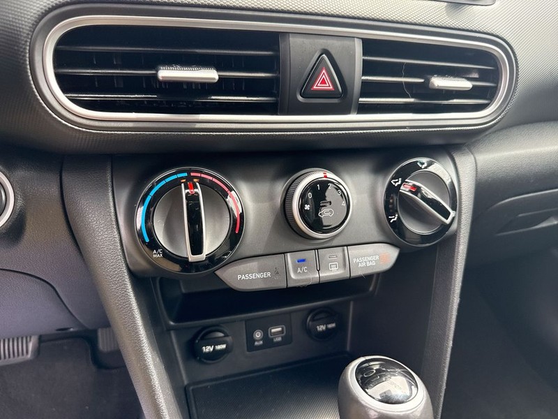 Hyundai Kona Vehicle Full-screen Gallery Image 24