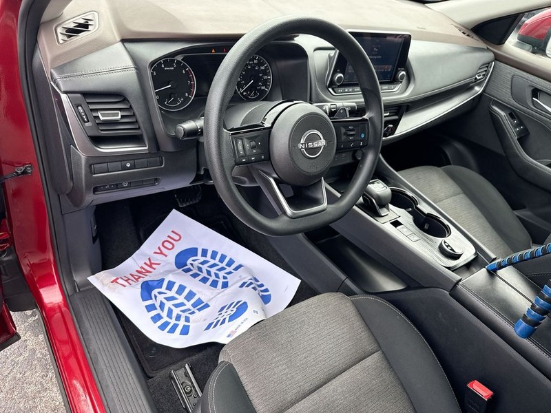 Nissan Rogue Vehicle Full-screen Gallery Image 17