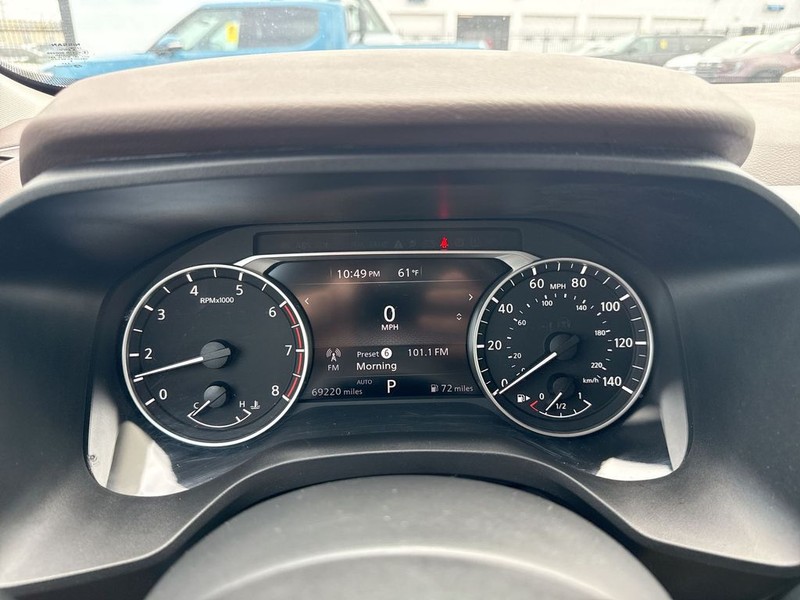 Nissan Rogue Vehicle Full-screen Gallery Image 18
