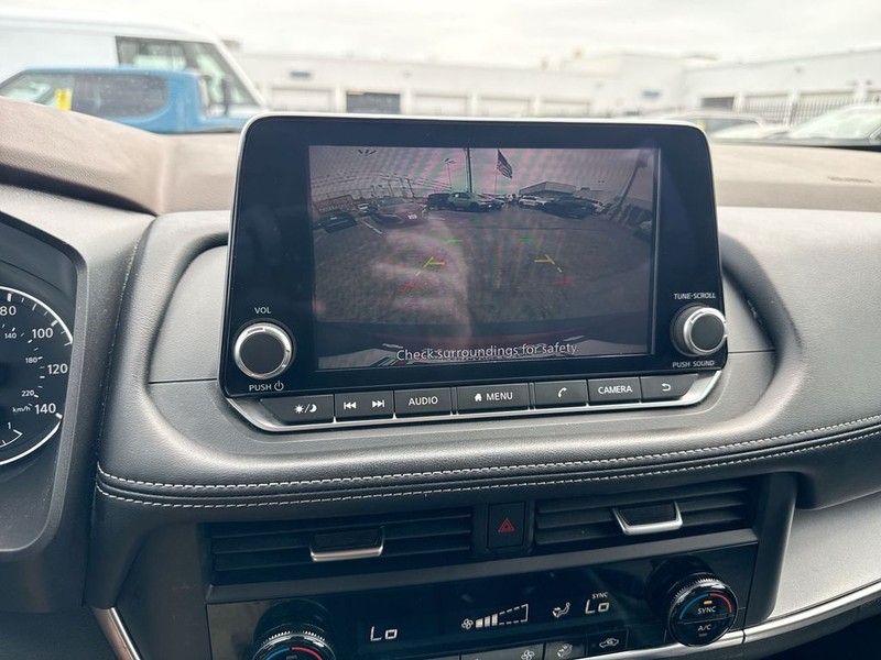 Nissan Rogue Vehicle Full-screen Gallery Image 21