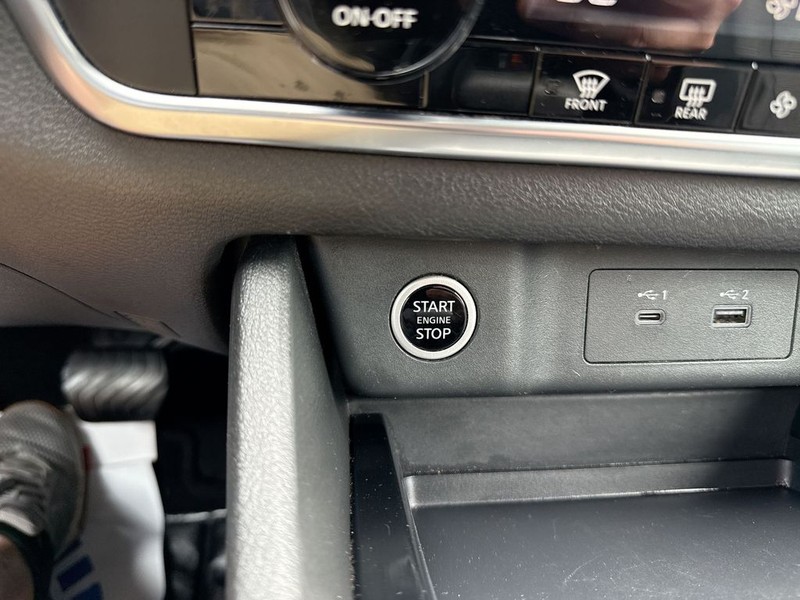 Nissan Rogue Vehicle Full-screen Gallery Image 23