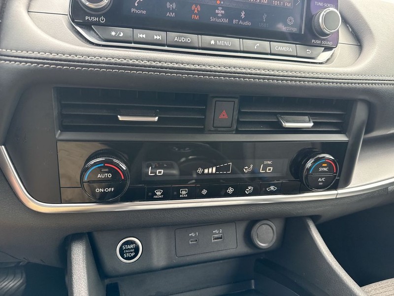 Nissan Rogue Vehicle Full-screen Gallery Image 24