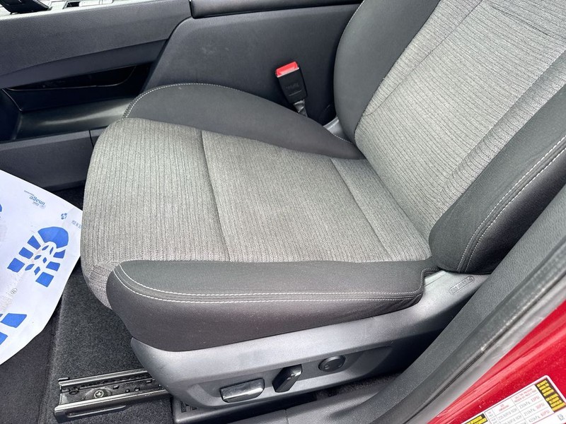 Nissan Rogue Vehicle Full-screen Gallery Image 26
