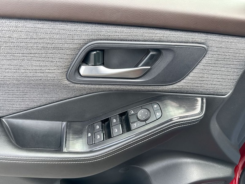 Nissan Rogue Vehicle Full-screen Gallery Image 28