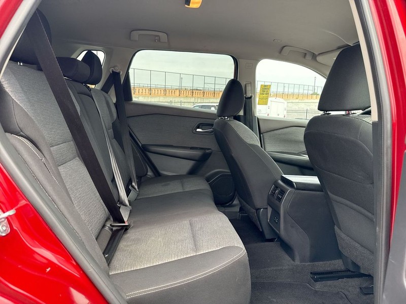 Nissan Rogue Vehicle Full-screen Gallery Image 32