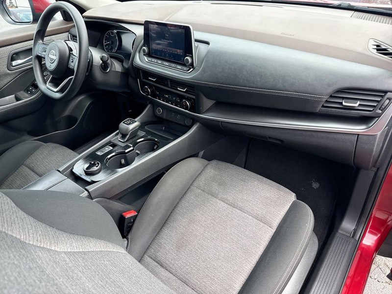 Nissan Rogue Vehicle Full-screen Gallery Image 34