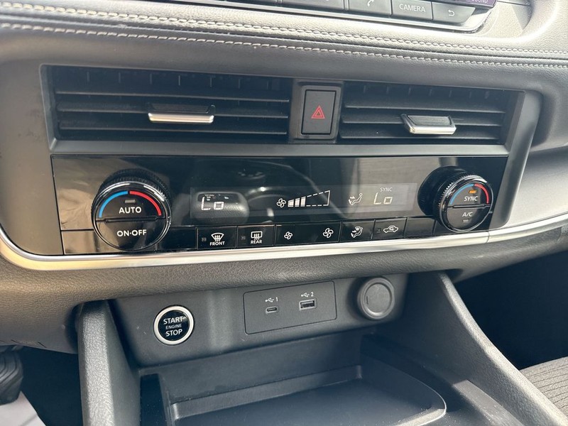 Nissan Rogue Vehicle Full-screen Gallery Image 40
