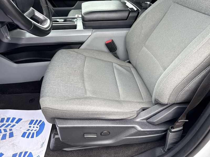 Ford F-150 Vehicle Full-screen Gallery Image 26