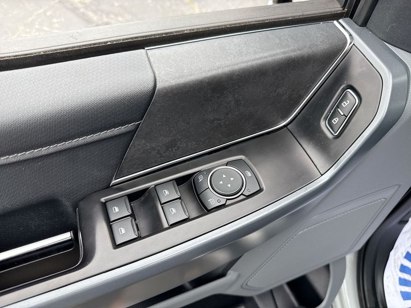 Ford F-150 Vehicle Full-screen Gallery Image 28