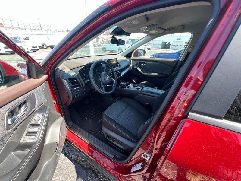 Nissan Rogue Vehicle Full-screen Gallery Image 7