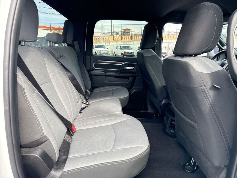 Ram 2500 Vehicle Full-screen Gallery Image 32