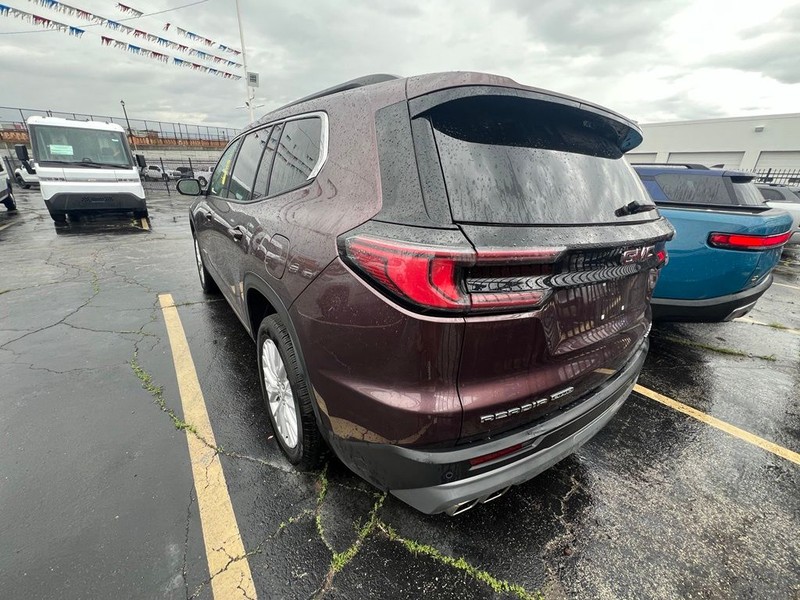 GMC Acadia Vehicle Full-screen Gallery Image 4