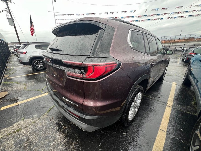 GMC Acadia Vehicle Full-screen Gallery Image 6