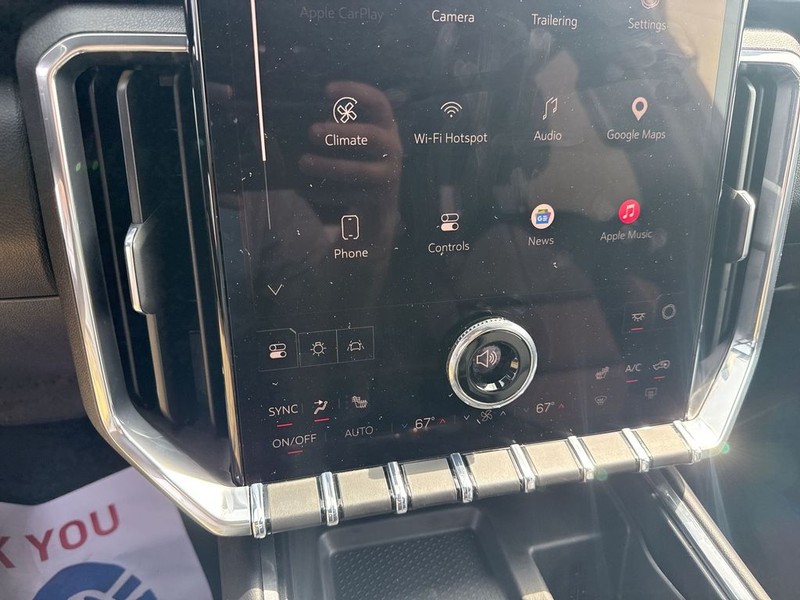 GMC Acadia Vehicle Full-screen Gallery Image 24