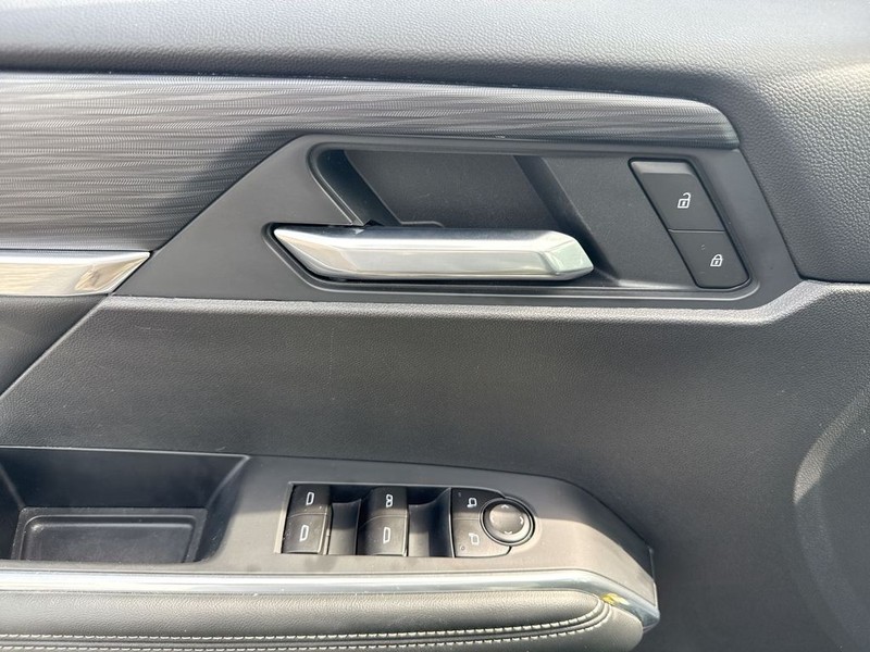 GMC Acadia Vehicle Full-screen Gallery Image 29