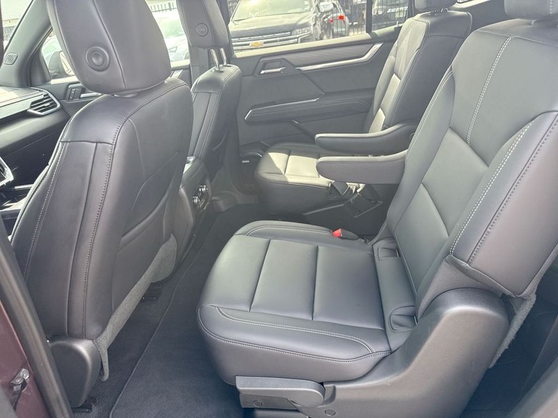 GMC Acadia Vehicle Full-screen Gallery Image 30