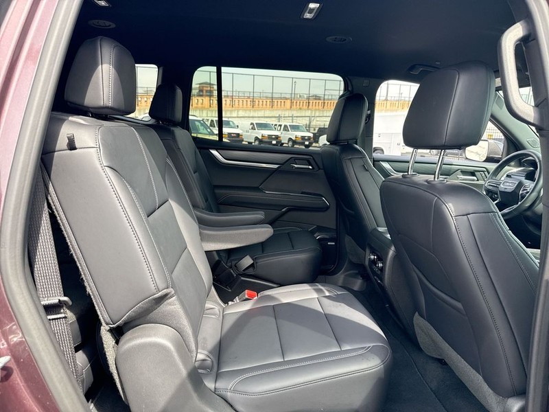 GMC Acadia Vehicle Full-screen Gallery Image 32