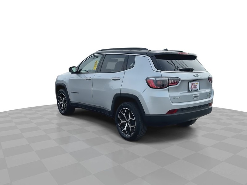 Jeep Compass Vehicle Full-screen Gallery Image 10