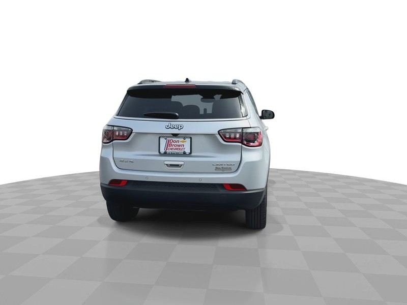 Jeep Compass Vehicle Full-screen Gallery Image 11