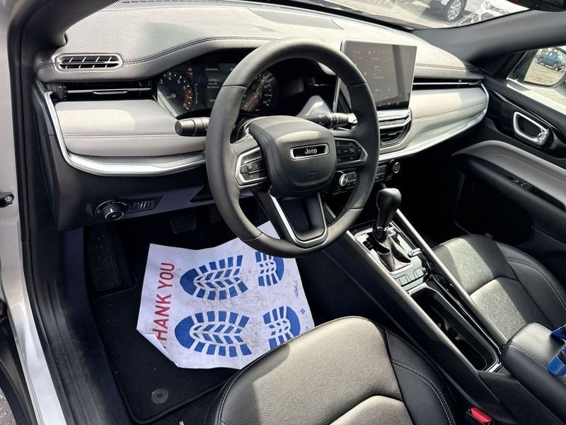 Jeep Compass Vehicle Full-screen Gallery Image 17