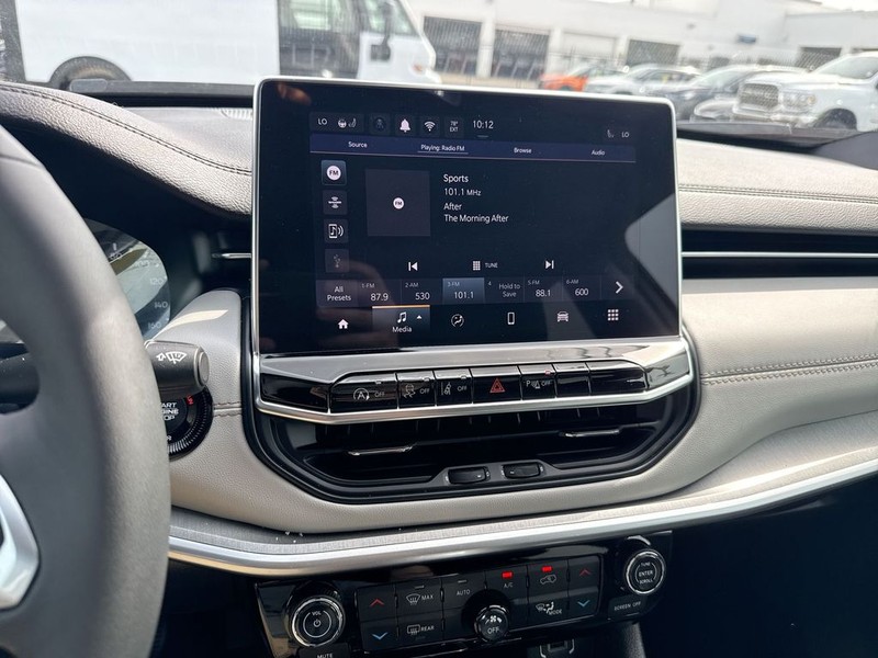 Jeep Compass Vehicle Full-screen Gallery Image 20