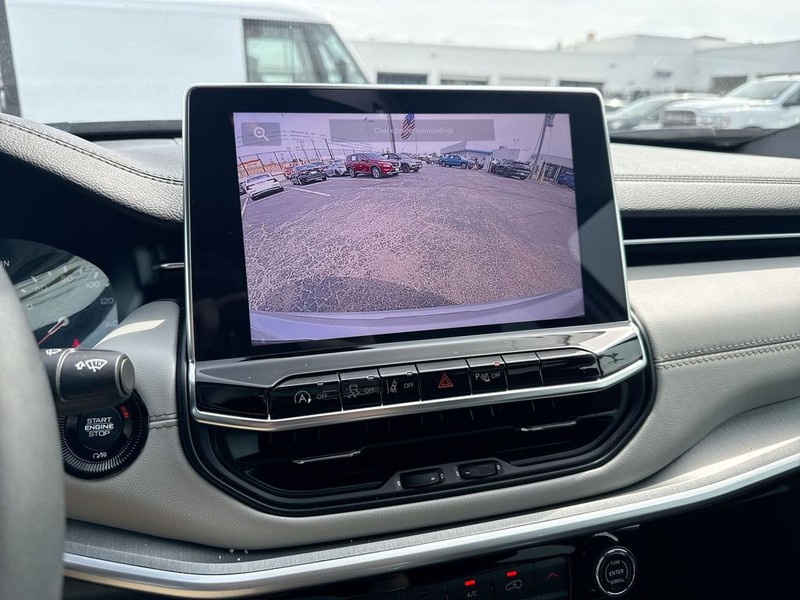 Jeep Compass Vehicle Full-screen Gallery Image 21