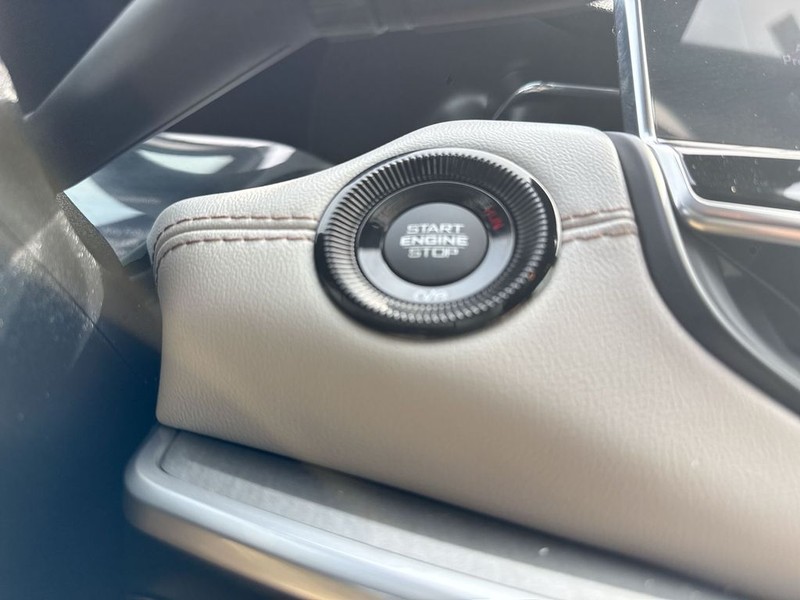 Jeep Compass Vehicle Full-screen Gallery Image 23