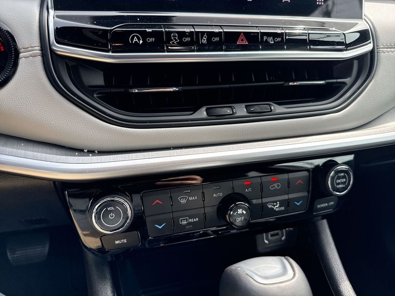 Jeep Compass Vehicle Full-screen Gallery Image 24