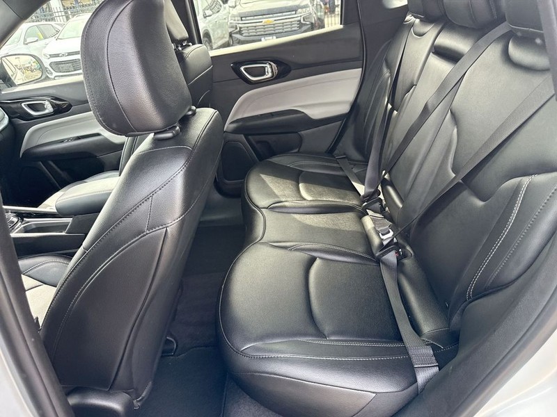 Jeep Compass Vehicle Full-screen Gallery Image 30