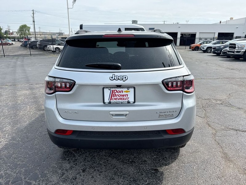 Jeep Compass Vehicle Full-screen Gallery Image 31