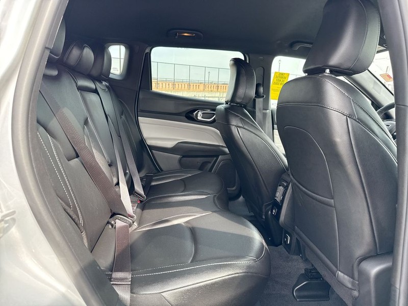 Jeep Compass Vehicle Full-screen Gallery Image 32