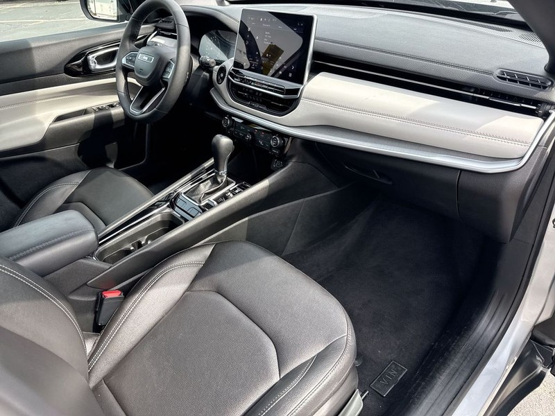 Jeep Compass Vehicle Full-screen Gallery Image 34