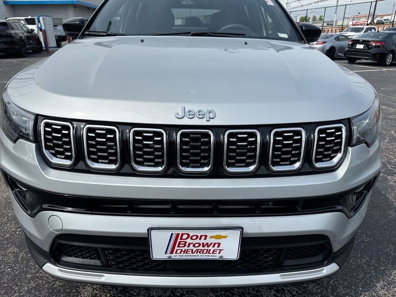 Jeep Compass Vehicle Full-screen Gallery Image 36
