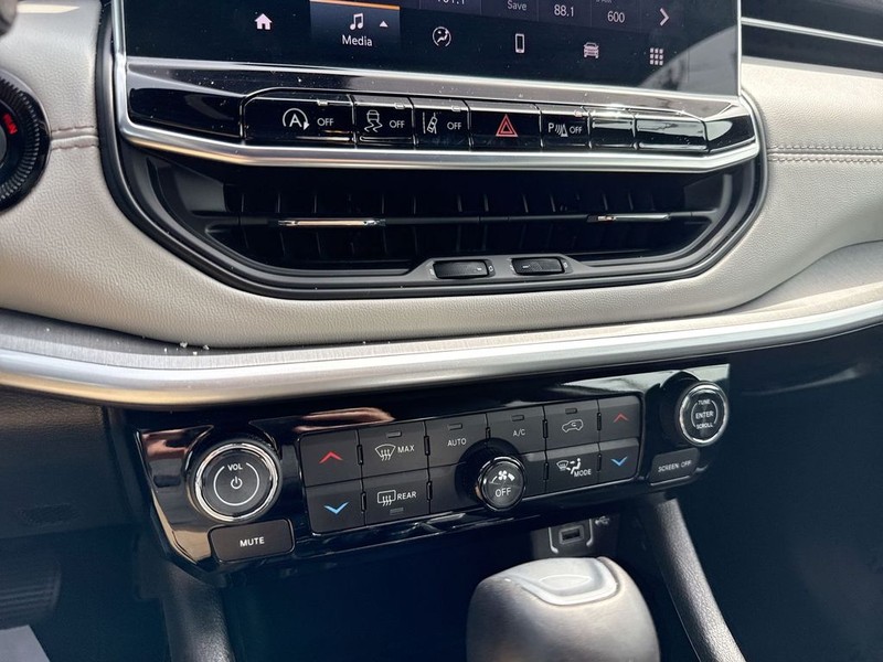 Jeep Compass Vehicle Full-screen Gallery Image 41