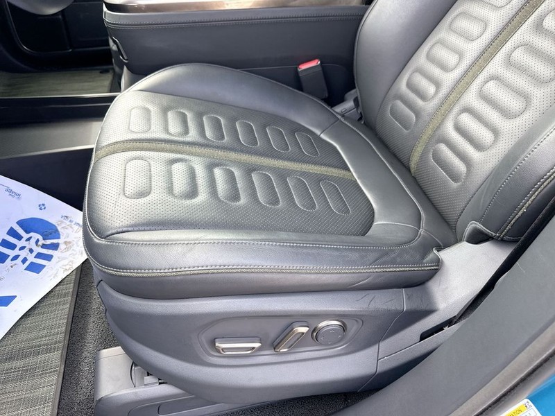 Rivian R1T Vehicle Full-screen Gallery Image 17