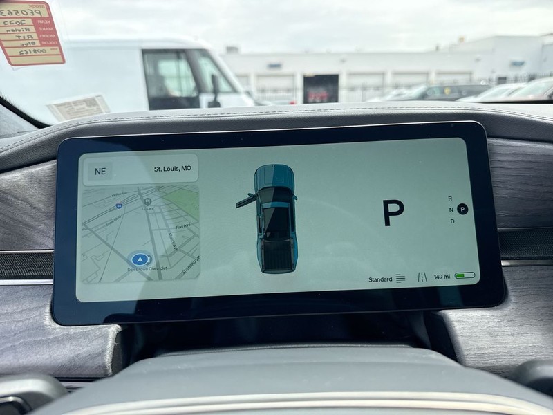 Rivian R1T Vehicle Full-screen Gallery Image 18