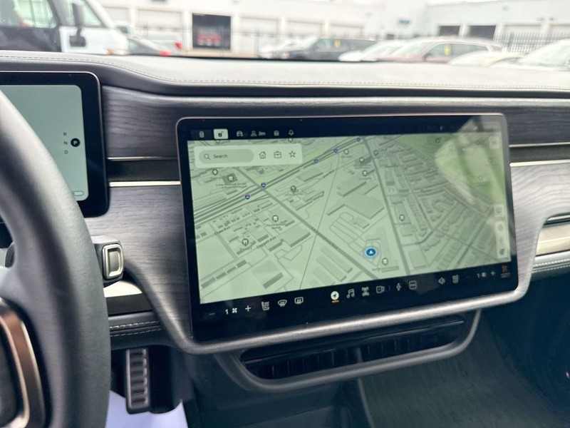 Rivian R1T Vehicle Full-screen Gallery Image 20