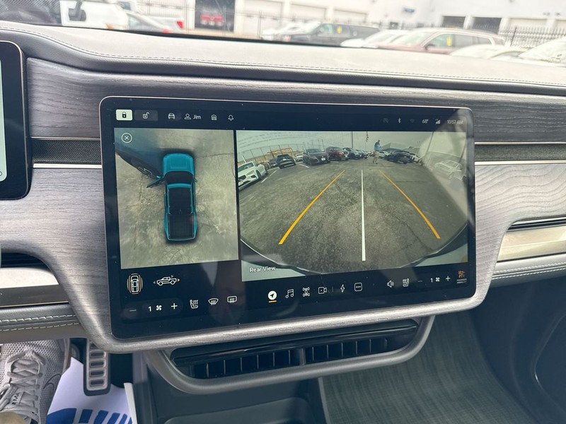 Rivian R1T Vehicle Full-screen Gallery Image 22